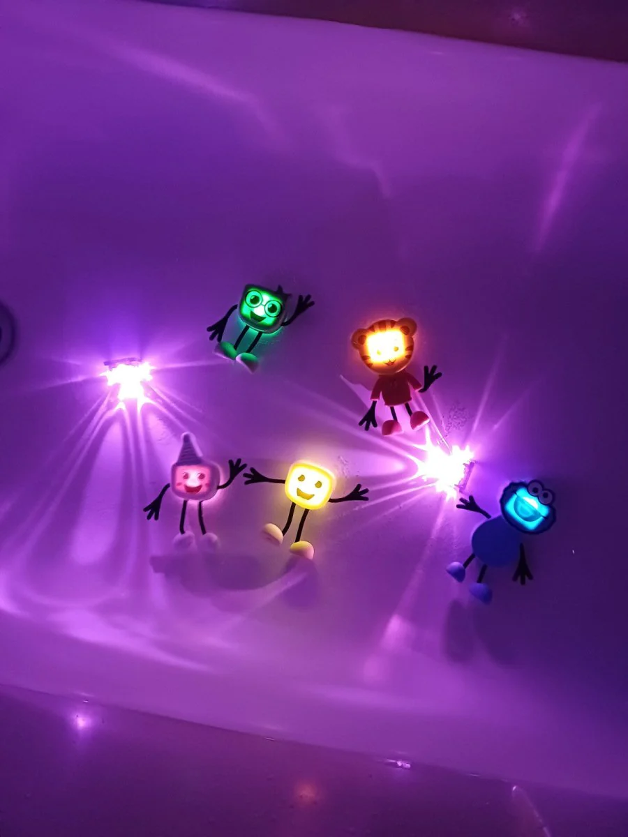 Glopals Badspeelgoed Sensorisch Light-Up Poppetje en Cubes Blair - Image 10