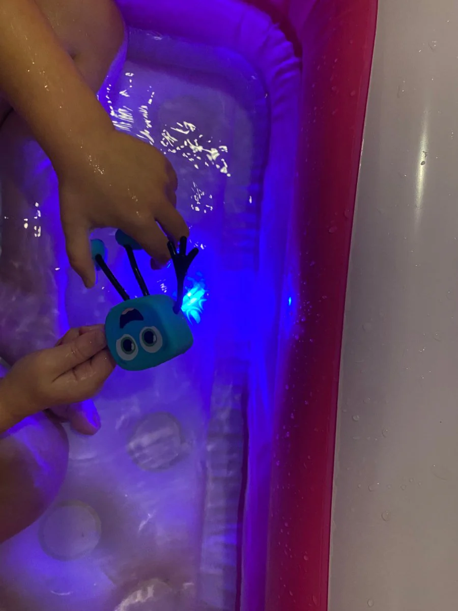 Glopals Badspeelgoed Sensorisch Light-Up Poppetje en Cubes Blair - Image 11