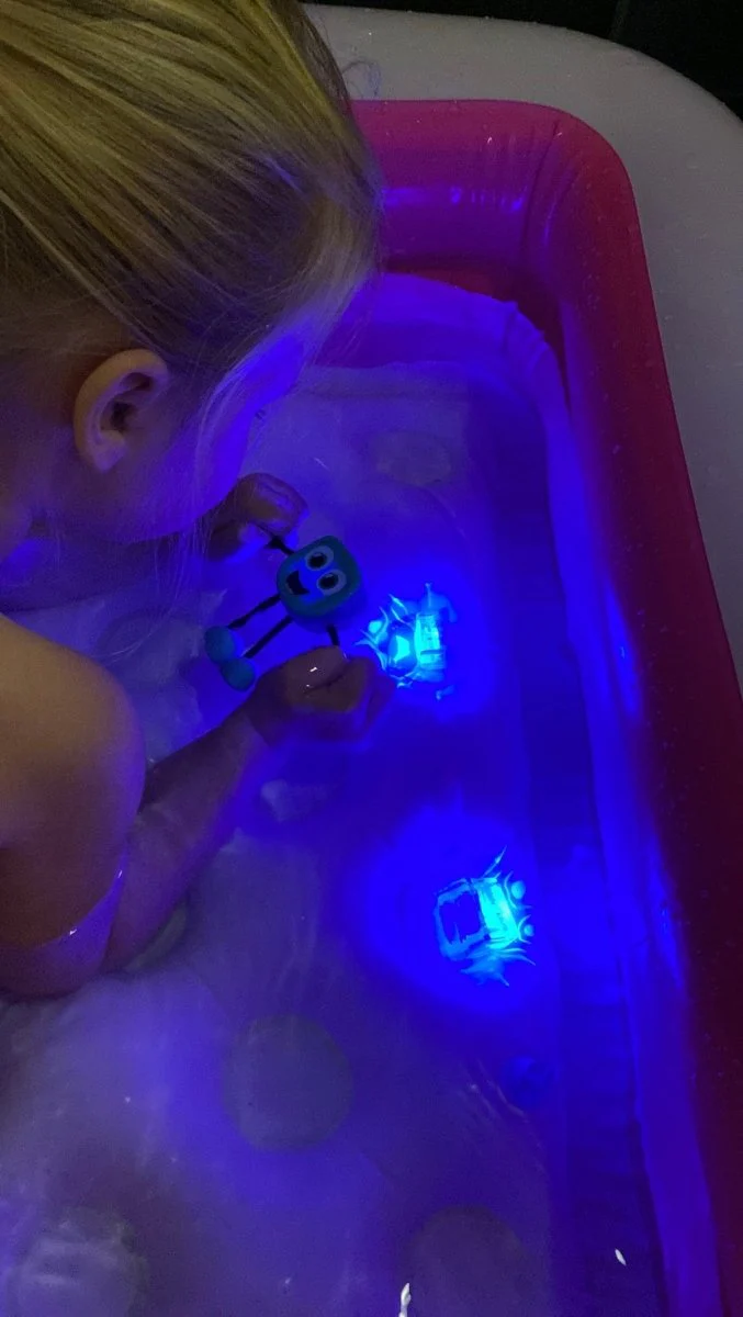 Glopals Badspeelgoed Sensorisch Light-Up Poppetje en Cubes Blair - Image 14