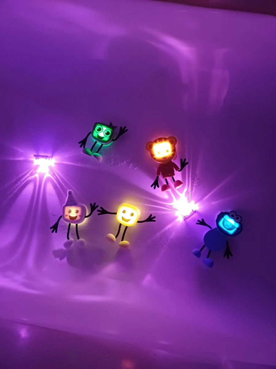 Glopals Badspeelgoed Sensorisch Light-Up Poppetje en Cubes Blair - Image 9