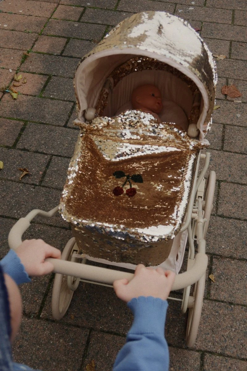 Konges Sløjd Poppenwagen Sparkly Pram Cherry - Image 3