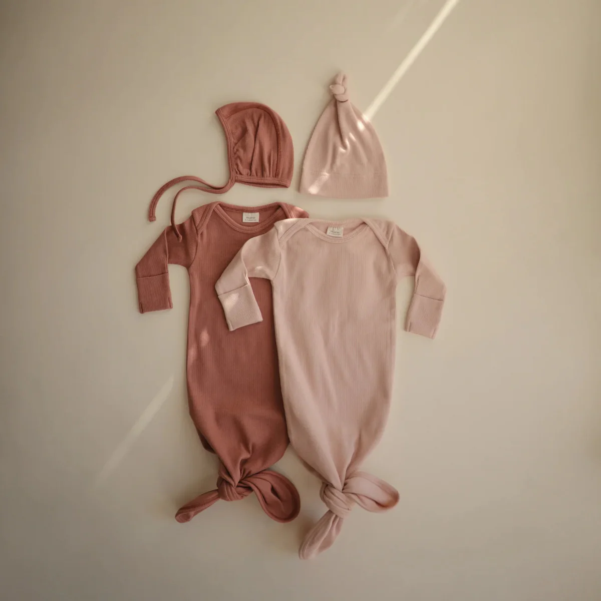 Mushie Babymutsje Bonnet Cedar - Image 3