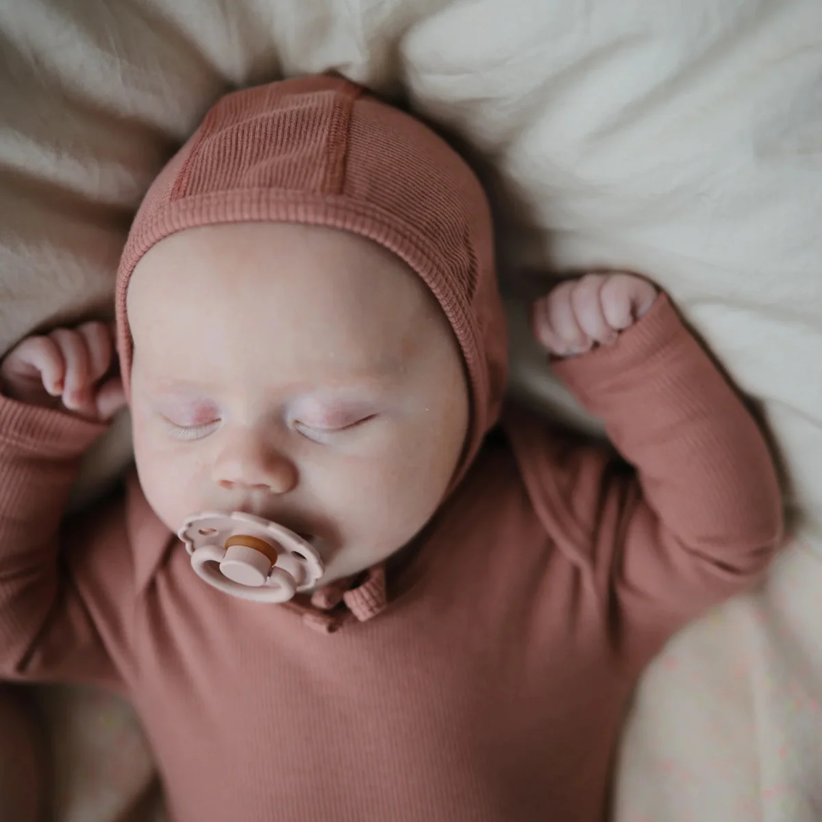 Mushie Babymutsje Bonnet Cedar - Image 4