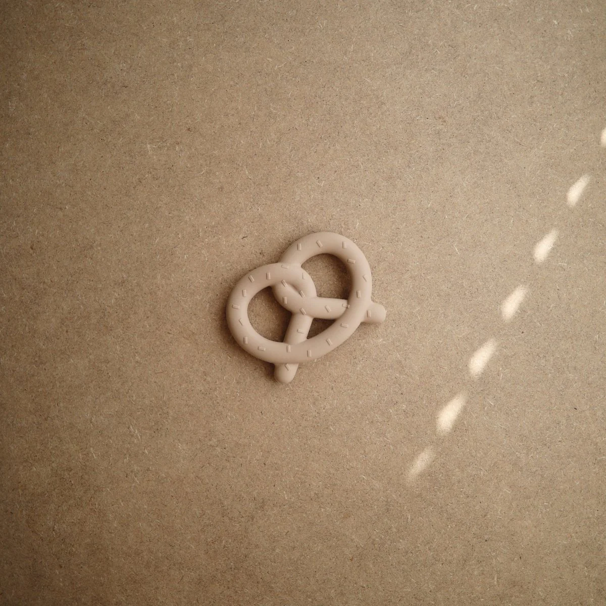 Mushie Bijtring Pretzel Natural - Image 2