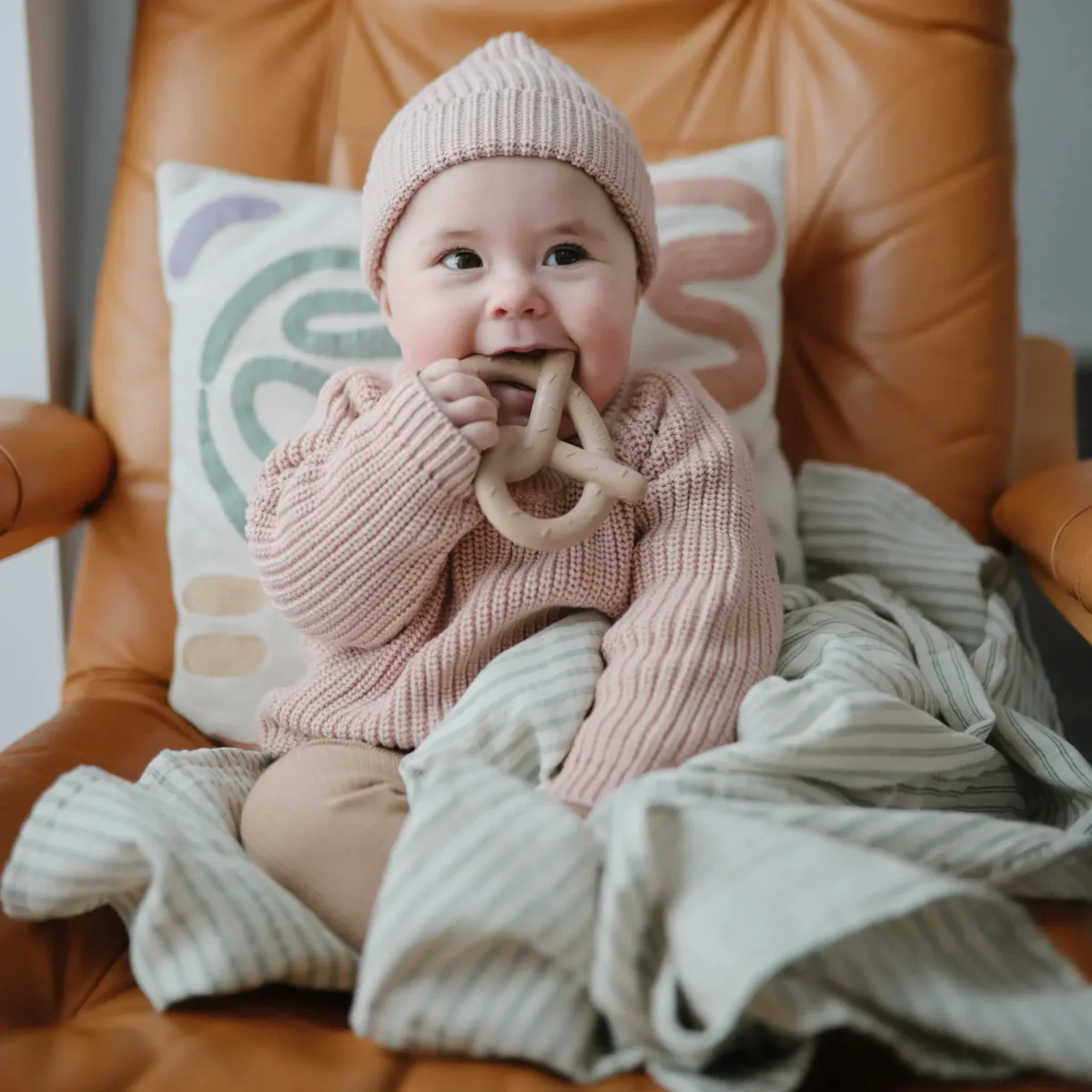 Mushie Bijtring Pretzel Natural - Image 3