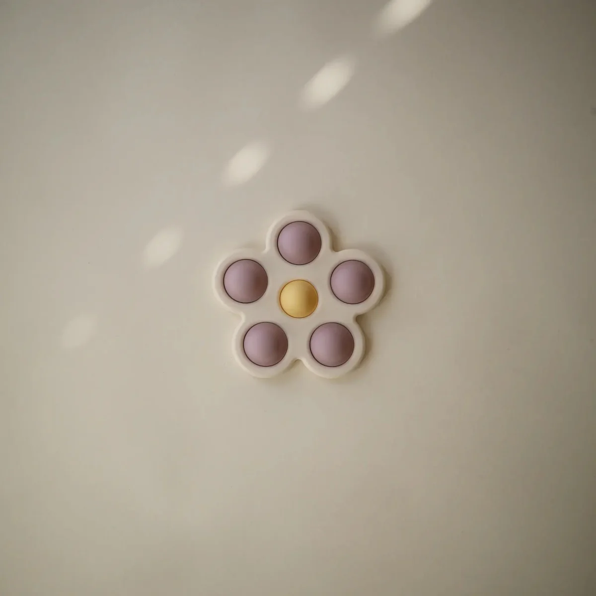 Mushie Educatief Speelgoed Druk Bloem Soft Lilac/Daffodil/Ivory - Image 2
