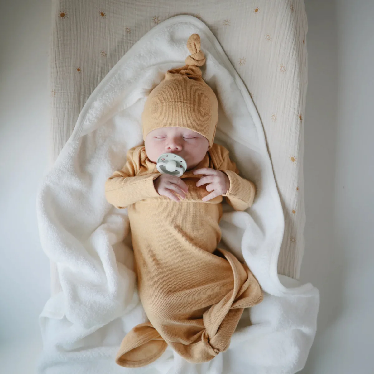 Mushie Slaapzak Baby Mustard Melange - Image 5